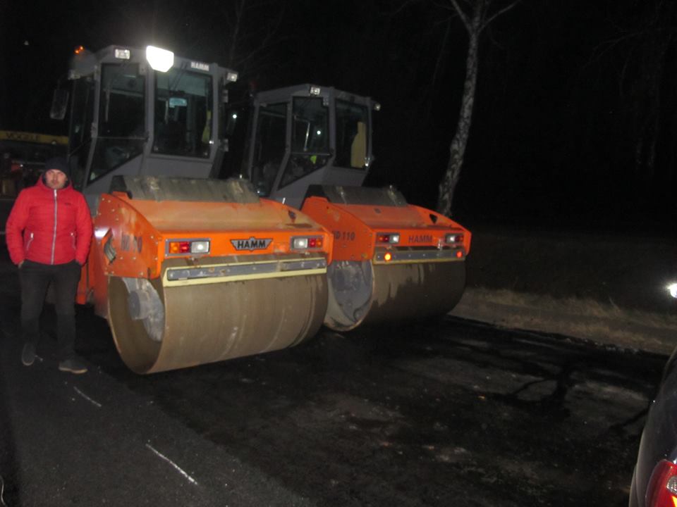 Вони працюють: Смілянську трасу ремонтують навіть уночі