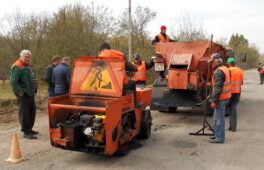 Ямковий ремонт і вирівнюючий шар асфальту: поблизу Сміли відремонтували дорогу