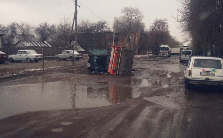 На вул. Сурікова перевернувся асфальтний каток (фотофакт)