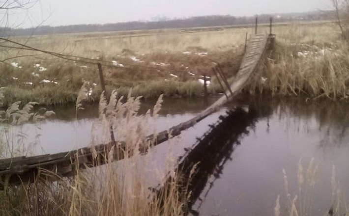 Через зламану кладку в Залізнячці двоє перехожих упали в річку