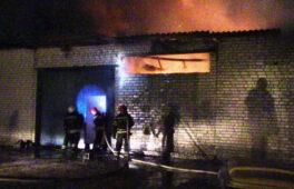 У Черкасах рятувальники ліквідували пожежу на складі меблевих матеріалів