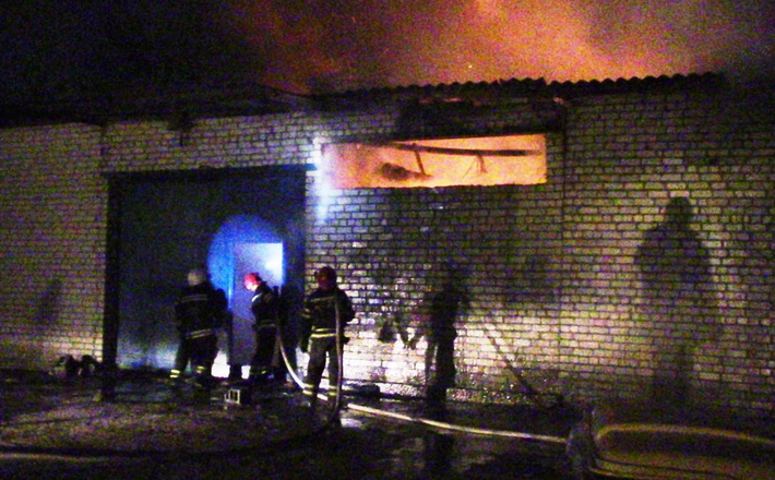 У Черкасах рятувальники ліквідували пожежу на складі меблевих матеріалів