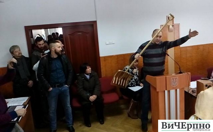 Золота лопата і прозора грамота: в міськраді обмінялися подарунками