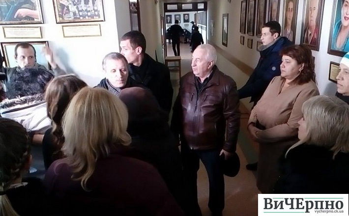 “Це фантазії однієї людини”, – батьки зібралися на захист вчительки, що “виховувала” дітей криком