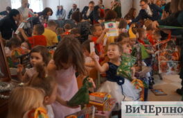 Подарунки в руках і сльози на очах – маленьких вихованців “Теплого дому” вітали зі святом Миколая (ФОТО)