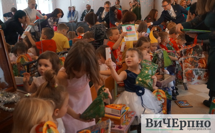 Подарунки в руках і сльози на очах – маленьких вихованців “Теплого дому” вітали зі святом Миколая (ФОТО)