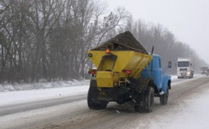 На дорогах області за добу використали 663 тонни протиожеледної суміші