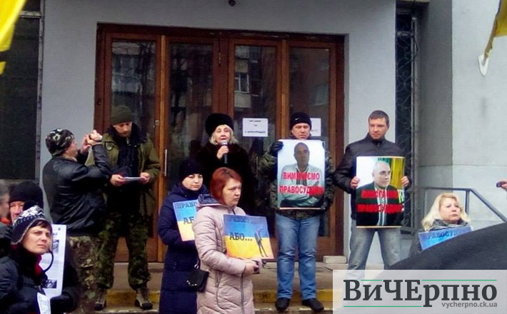 “Замовне вбивство журналіста забирає і у вас право на думку”, – вдова Василя Сергієнка під стінами суду