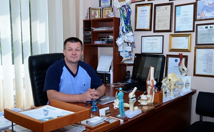 У Черкасах ортопед-травматолог оперує пацієнтів, які не в змозі платити