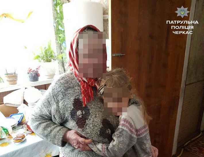 Патрульні повернули бабусі 10-річну онуку, яка втекла від батька