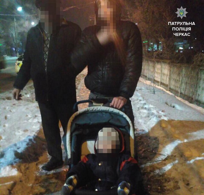 Патрульні допомогли 2-річному хлопчику та його нетверезому батькові