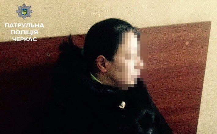 Патрульні затримали жінку, яка виманювала гроші у пенсіонерів