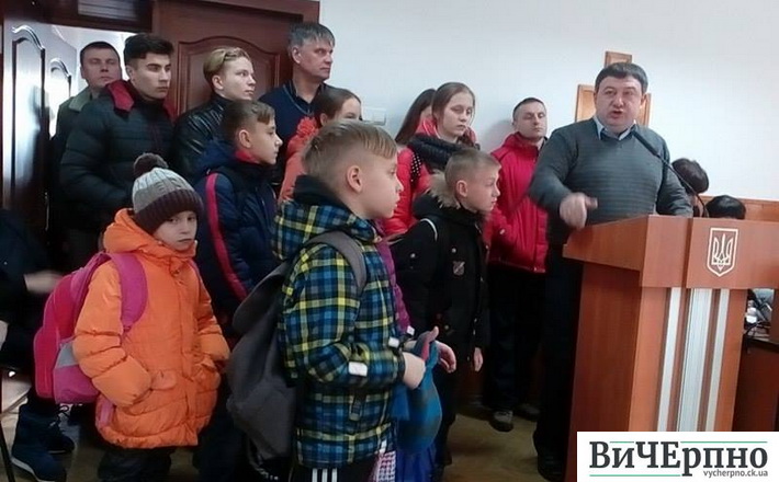 Багатодітна родина просила на засіданні виконкому мікроавтобус для перевезення 11 дітей