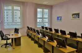 В одну із канівських шкіл придбають лінгафонний кабінет