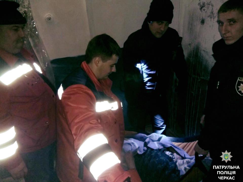 Патрульні допомогли хворій бабусі, яка потребувала госпіталізації