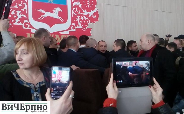 Міська рада продовжила флешмоб із бійкою на сесії (відео)