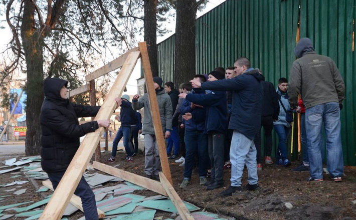 Черкаські активісти знесли незаконний паркан у Соснівці