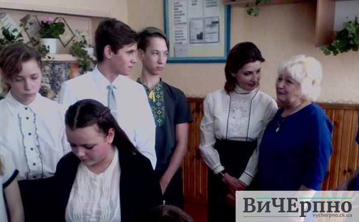 Дружина Президента разом із канівськими учнями заповнила сторінки «Книги Миру»