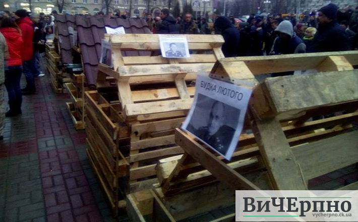 На Соборній площі Черкас з’явилися 4 будки для Президента і Ко