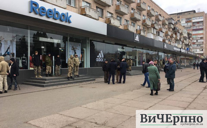 Приміщення в центрі Черкас все ніяк не поділять екс-чиновник і депутат, обидва підключили охоронні фірми