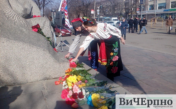 У Черкасах відзначили 203-ю річницю з Дня народження Тараса Шевченка (фото)