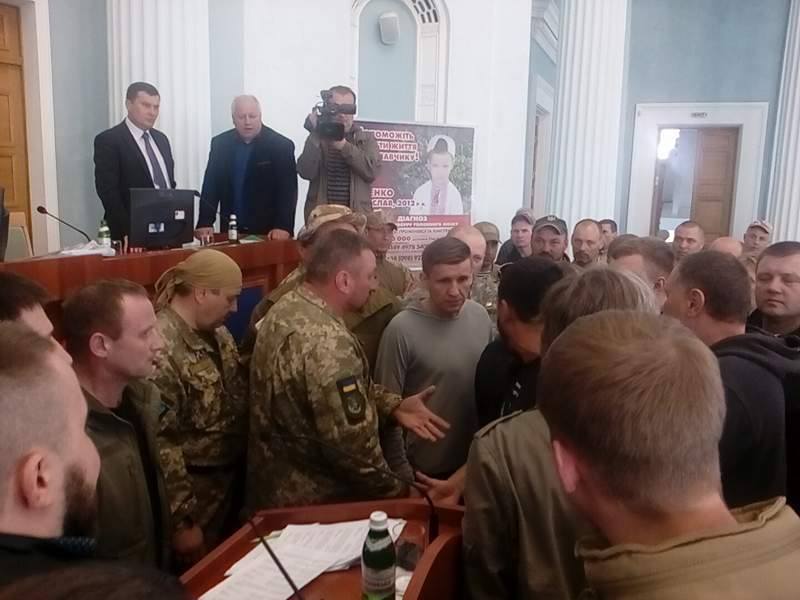 На сесії облради знову зчинилася штовханина (фото, відео)