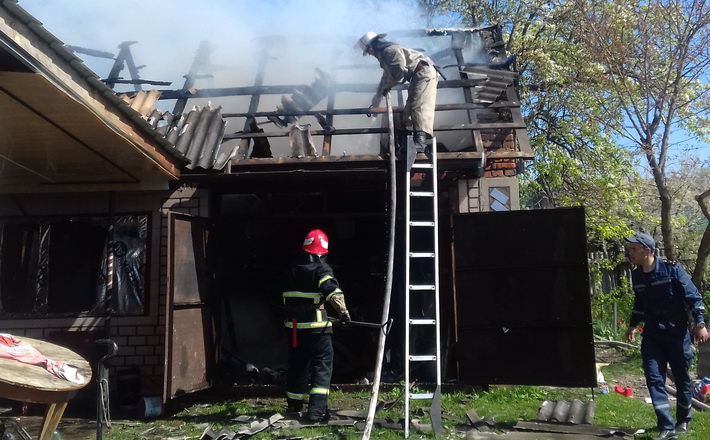 У Тальному рятувальники ліквідували пожежу в надвірній споруді