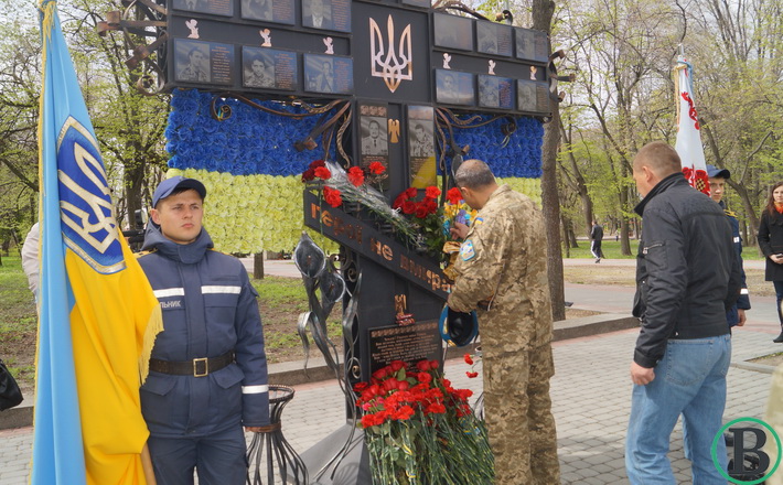 У Черкасах вшанували загиблих учасників АТО покладанням квітів до пам’ятного хреста (фото)