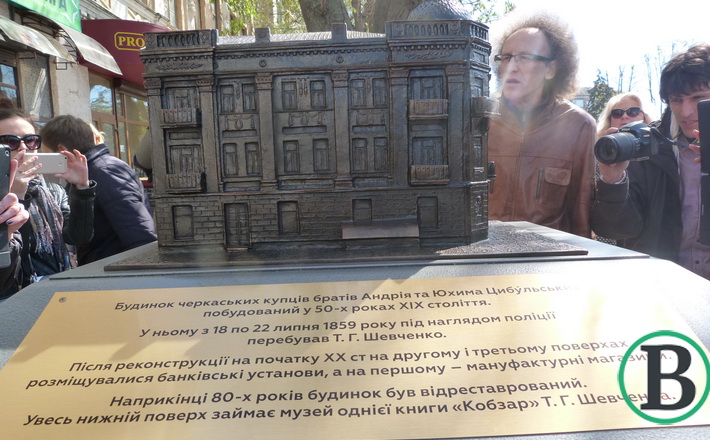 На крок доступніше. У Черкасах відкрили мініатюрні архітектурні пам’ятки міста для людей із вадами зору
