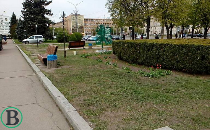 У сквері “Юність” демонтували всі пасхальні яйця, щоб не вкрали ще більше (ФОТО)