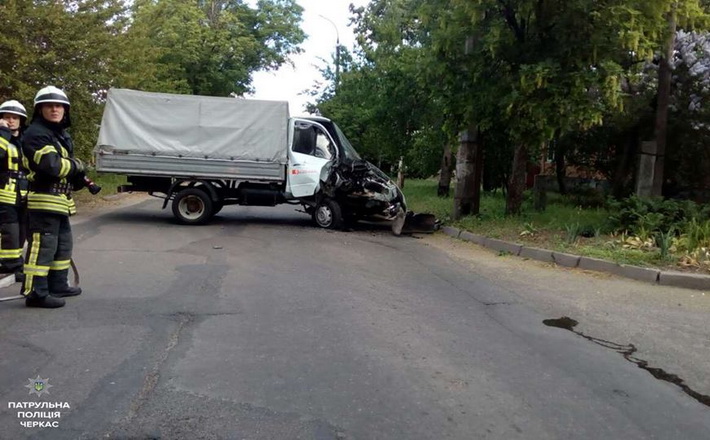 Черкаські патрульні евакуювали авто, яке могло вибухнути на місці ДТП