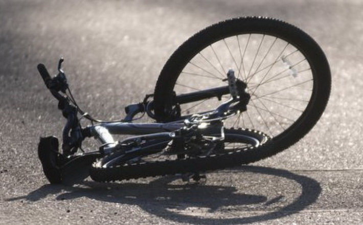 Травма голови та садна: у Черкасах автівка збила велосипедиста