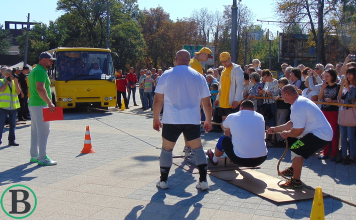 На День міста українські богатирі показували свою силу та міць (ФОТО)