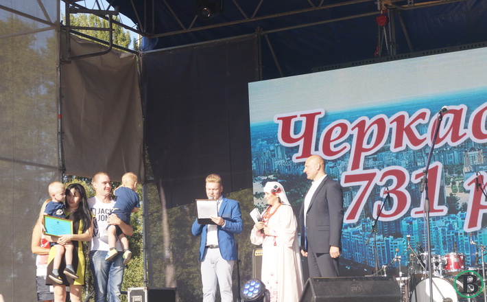 Черкаській родині, у якої народилася трійня, міська влада подарувала пральну машину