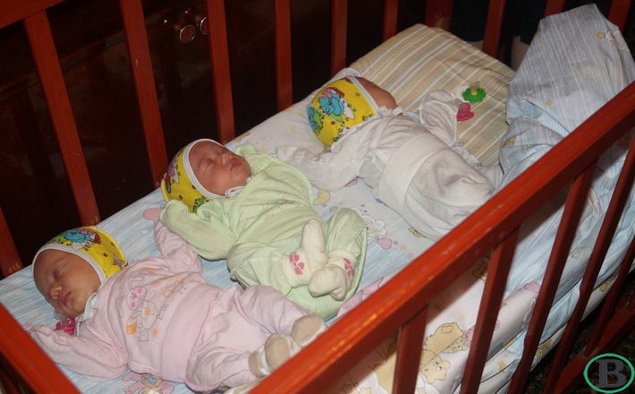 Батьки черкаської трійні отримали допомогу від благодійного фонду та розповіли, які ще мають потреби