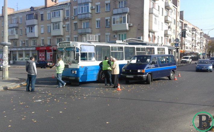 Обидва їхали на зелене світло: на бульварі Шевченка у Черкасах сталася ДТП за участю тролейбуса (фотофакт)