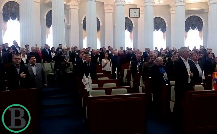 Депутат скаржиться, що голова облради змушує його співати гімн