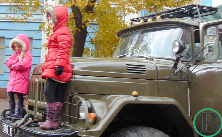 Малеча на БТРі і Хрещатик через бінокль – у Черкасах пройшла виставка військової техніки (ФОТОРЕПОРТАЖ)