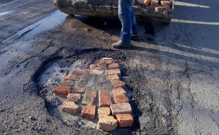 На Черкащині селяни самі ремонтують дорогу битою цеглою