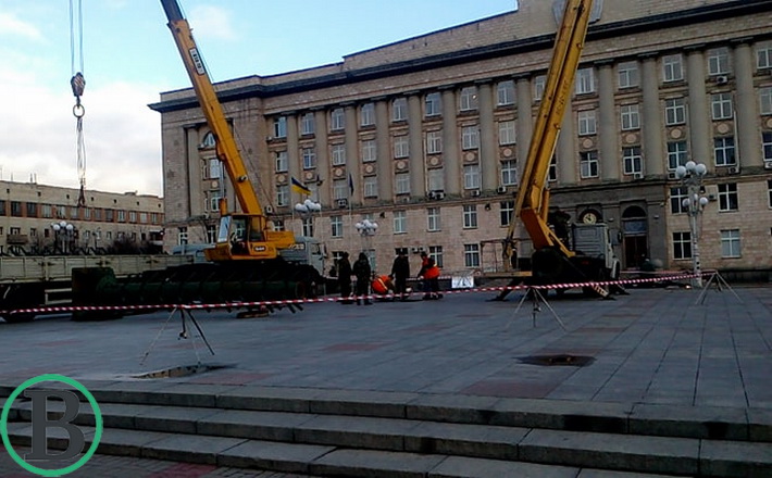 На Соборній площі вже встановлюють головну ялинку міста (ФОТОФАКТ)