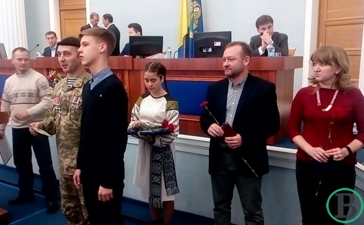 На сесії обласної ради нагородили низку волонтерів