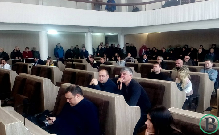 На сесію Черкаської міськради прийшло лише 12 депутатів і міський голова