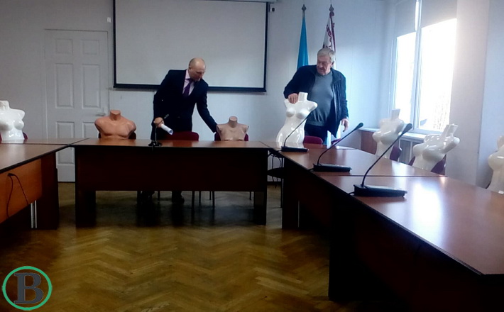 Замість відсутніх членів виконкому посадили манекенів