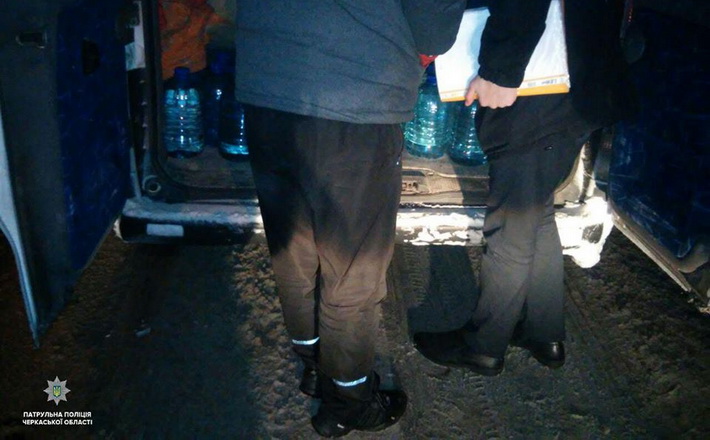 У Черкасах патрульні зупинили автомобіль, в якому виявили фальсифікований алкоголь