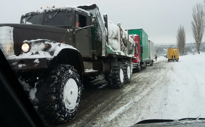 Лісівники Звенигородщини визволили зі снігового полону понад 40 вантажівок