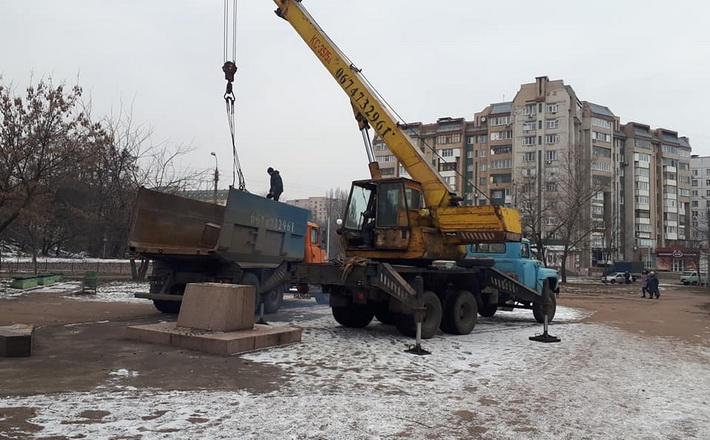 У Черкасах демонтували комуністичний пам’ятник  (ФОТО)