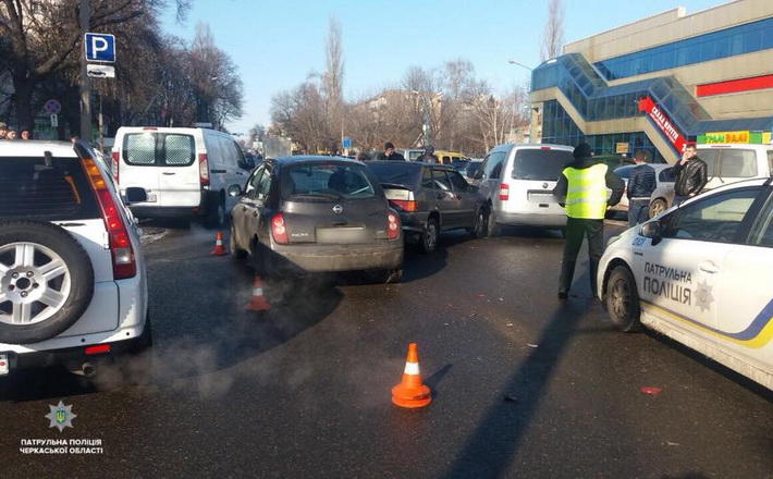 У Черкасах сталася потрійна автопригода