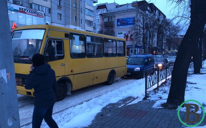 На бульварі Шевченка не розминулися маршрутка із автомобілем (ФОТОФАКТ)