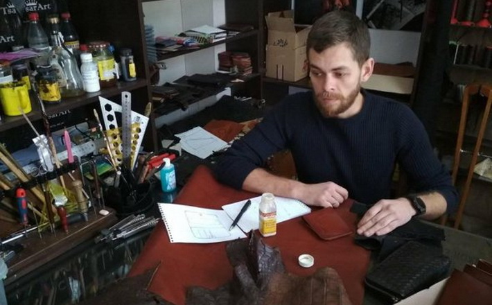 Черкащанин шиє гаманці та сумки зі шкіри індійської кобри