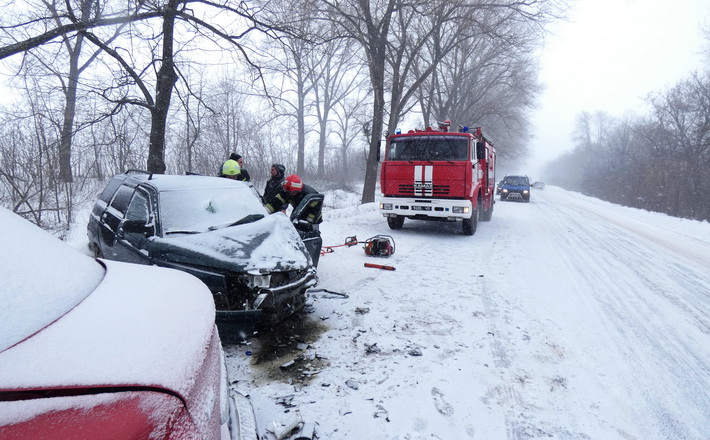 На Черкащині рятувальники деблокували двох людей, яких внаслідок ДТП затиснуло у автомобілі